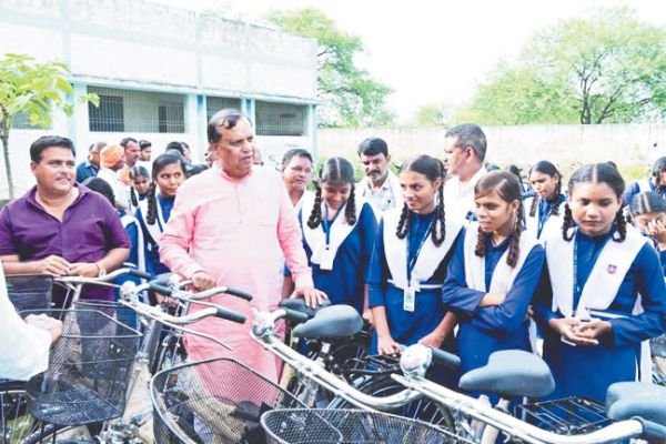 34 छात्राओं को मिली साइकिल