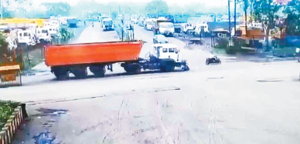 डंपर ने स्कूटी को रौंदा, आक्रोशित ग्रामीणों ने किया चक्काजाम