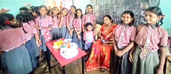 नन्हें-नन्हें बच्चों ने शिक्षकों का किया सम्मान