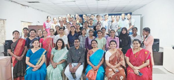 छात्राओं को स्वयं-स्वयंप्रभा में रजिस्टर्ड किया