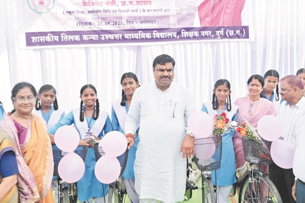 शिक्षा मंत्री ने सरस्वती योजना के तहत 55 छात्राओं को किया साइकिल वितरण
