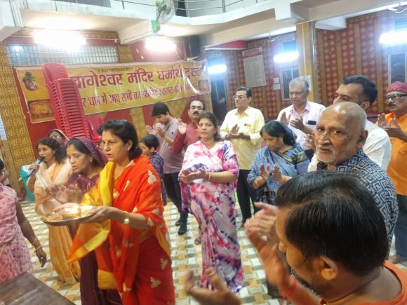 कन्याओं द्वारा पदयात्री सेवा पंडाल उद्घाटित, कपड़े के थैलों का वितरण भी