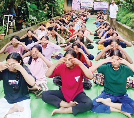 आदिवासी कन्या छात्रावास में योग शिविर