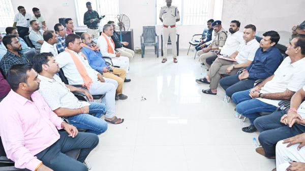  त्यौहारों की तैयारियों पर बैठक