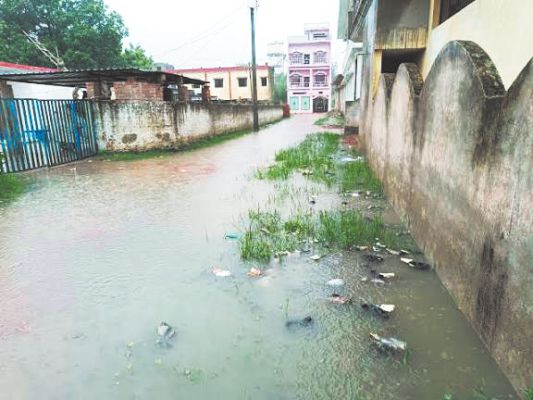 बारिश: सडक़ों पर भरा पानी, जनजीवन अस्त-व्यस्त