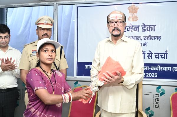 राज्यपाल ने भोरमदेव मंदिर परिसर में लखपति दीदियों से की मुलाकात