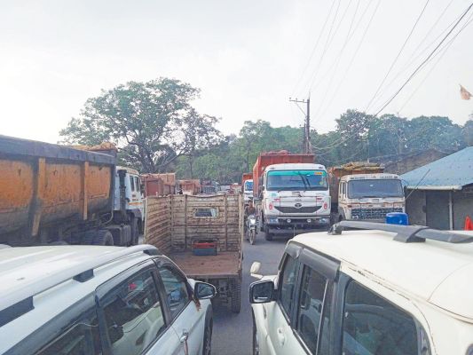रायगढ़-घरघोड़ा मार्ग पर फिर लगा जाम