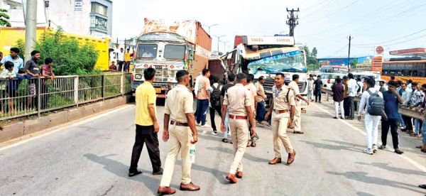 टायर फटा, आयशर ने ट्रक को और ट्रक ने कार को ठोंका