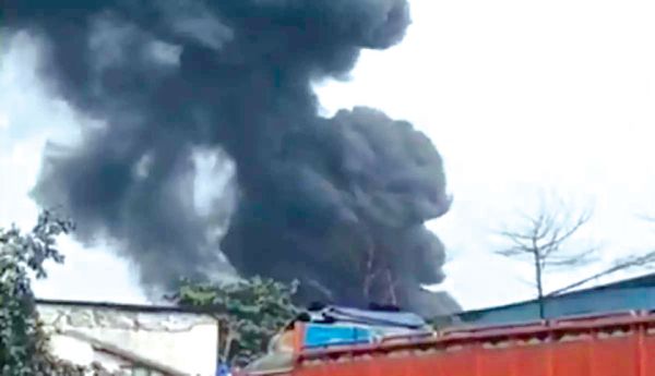 सिलतरा में ऑयल बनाने वाली फैक्ट्री में भीषण आग