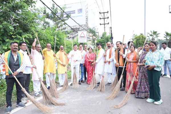 दीनदयाल जयंती: स्वच्छता की शपथ, और श्रमदान के साथ मनाया भाजपा ने  मंत्री देवांगन, समेत विधायकों ने सडक़ पर लगाया झाडू