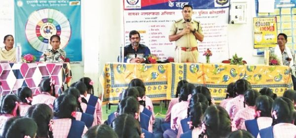 हाई स्कूल मगेदा में माकड़ी पुलिस का सायबर जागरूकता अभियान