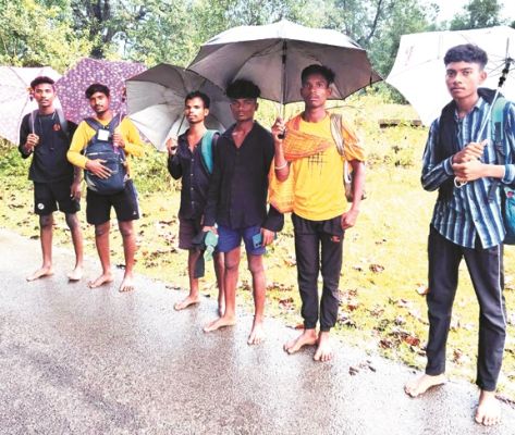 नवरात्र: पदयात्रियों में बारिश के बावजूद उत्साह