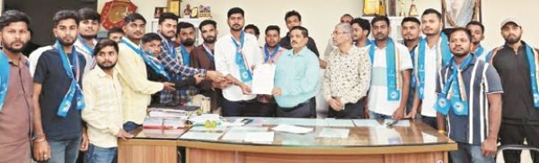 मेडिकल कॉलेज अम्बिकापुर में भर्ती प्रक्रिया बंद करने के विरोध में डीन को ज्ञापन