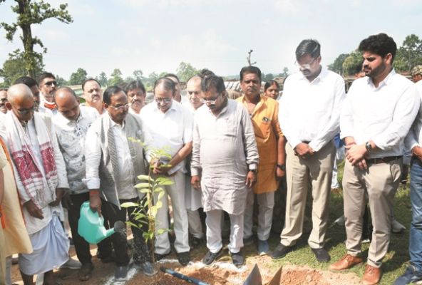 कृषि मंत्री ने पौधरोपण कर पर्यावरण जागरूकता का दिया संदेश