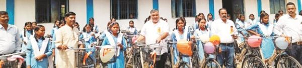 छात्राओं को मिली साइकिल