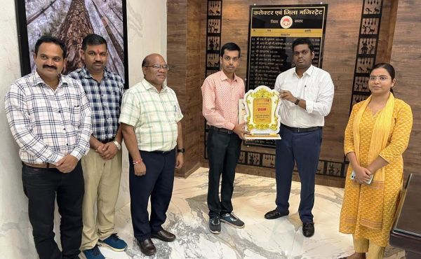 शहीद गुण्डाधुर कृषि महाविद्यालय के छात्र भोजराज ने काव्य पाठ स्पर्धा में मारी बाजी