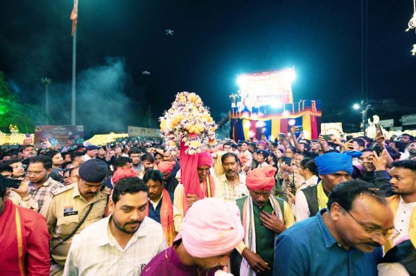 बस्तर दशहरा में फूल रथ की दूसरी परिक्रमा