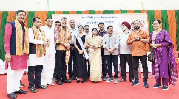 मिस टीन इंडिया पंक्ति बेदरकर का रायपुर लेकर जगदलपुर तक भव्य स्वागत