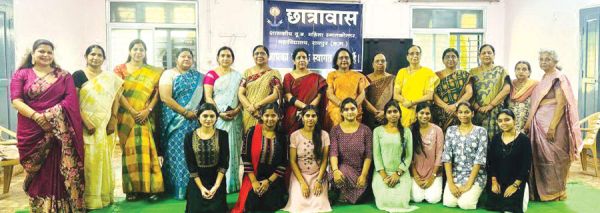  प्राचार्या ने छात्रावास में रहने के अनुशासन सिखाया