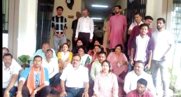 आदर्श स्कूल में हंगामा, बच्चों के तिलक, कलावा बांधने पर प्राचार्य ने लगाई थी रोक