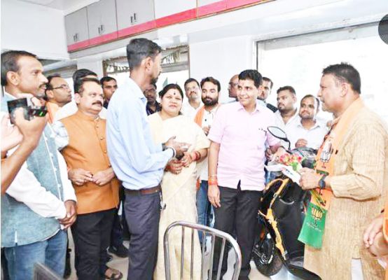 प्रभारी मंत्री टंकराम ने दुकानों में जाकर जीएसटी रिफॉम्र्स से हुए लाभ का लिया जायजा