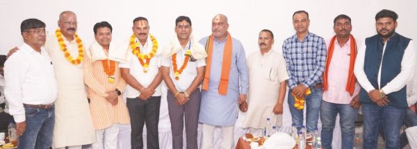 विधायक ललित ने चंद्रनाहु कुर्मी समाज के नवनिर्वाचित पदाधिकारियों का किया सम्मान