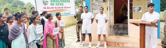  सीआरपीएफ जवानों ने चलाया सफाई अभियान, स्वच्छता शपथ भी