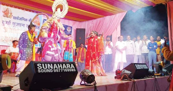 प्रतापपुर बस स्टैंड में मां दुर्गा की भव्य प्रतिमा, जगराता में श्रद्धालुओं का उमड़ा सैलाब