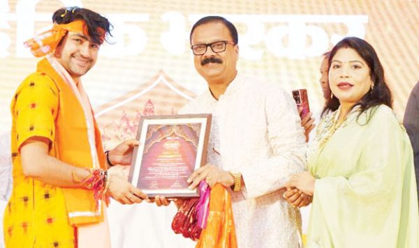  धीरेंद्र कृष्ण शास्त्री के हाथों डीके सोनी सम्मानित