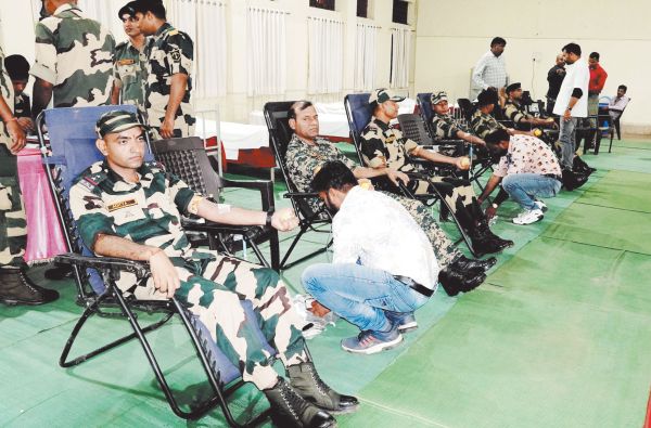 स्वैच्छिक रक्तदान दिवस पर सीमा सुरक्षा बलों द्वारा  रक्तदान शिविर