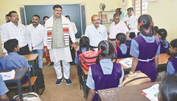 मंत्री यादव ने किया स्कूलों का निरीक्षण