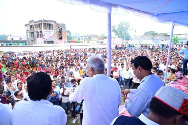 हरदी बाजार में भू-विस्थापितों से बघेल ने कहा- कोयला कंपनी से डरने के बजाय जमकर लड़ें