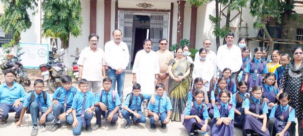  पालिकाध्यक्ष ने स्कूली बच्चों को चश्मा का किया वितरण