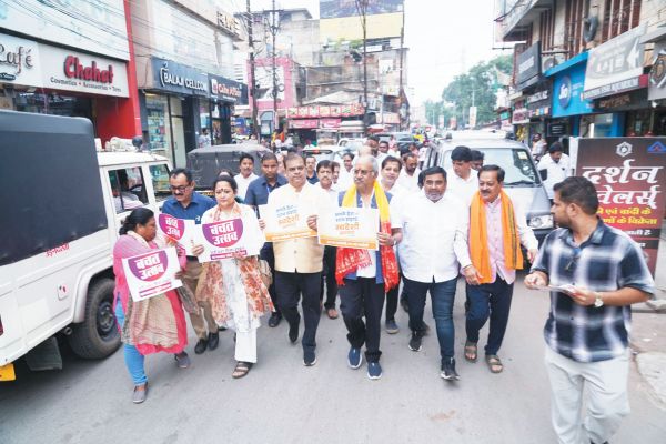 बचत उत्सव- सांसद ने किया विभिन्न प्रतिष्ठानों का दौरा