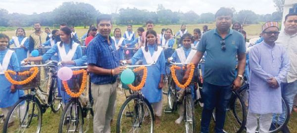 सेजस निम्हा व गणेशपुर स्कूल में छात्राओं को साइकिल वितरण