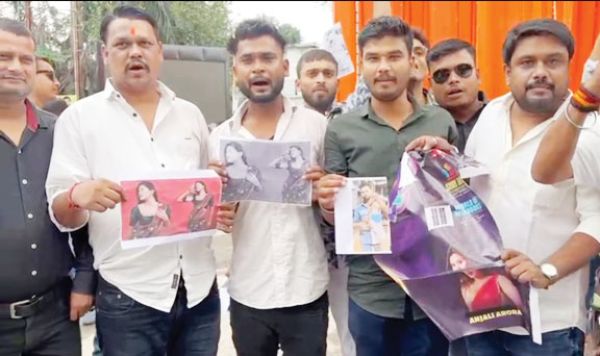 एल्विश यादव और अंजली अरोड़ा के गरबा कार्यक्रम का विरोध, पोस्टर जलाए