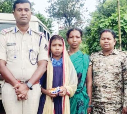 पुलिस ने भटकी लडक़ी को परिजनों से मिलाया