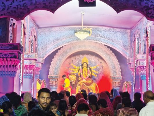  नवरात्रि: पंडालों में उमड़ी भक्तों की भीड़