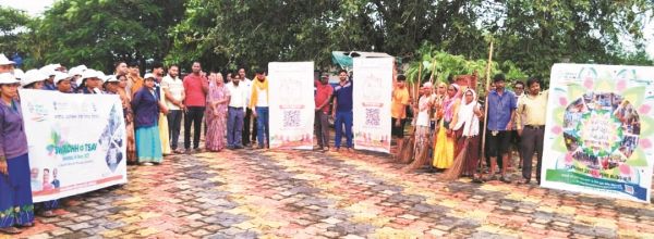 स्वच्छता का संस्कार-अध्यक्ष समेत नागरिकों ने भी उठाया झाड़ू