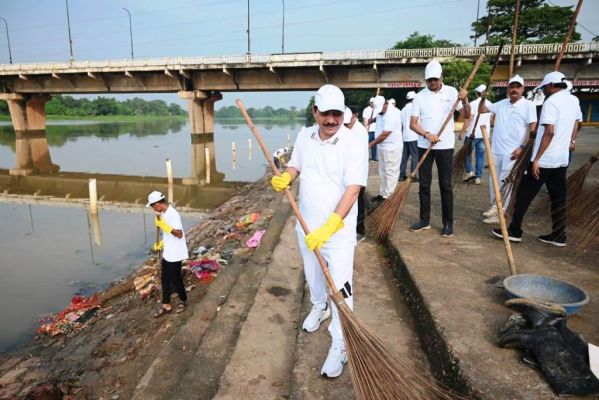  एसईसीएल ने अरपा नदी घाट पर लगातार पांचवें साल चलाया स्वच्छता अभियान