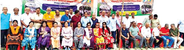 सीनियर सिटीजन ने बॉल थ्रो, नींबू चम्मच दौड़, जलेबी रेस, मटका फोड़ में भाग लिया