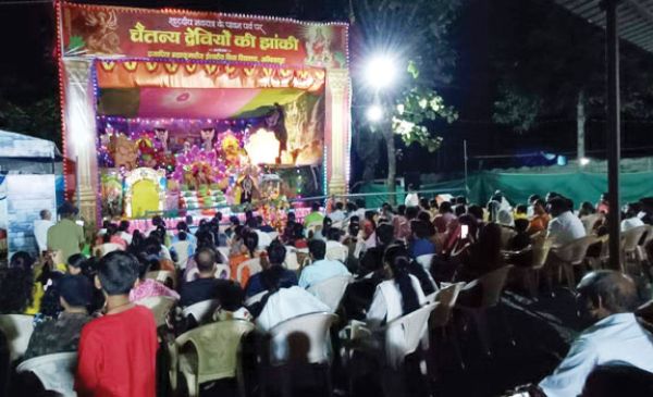 नवरात्र पर चैतन्य देवियों की झांकी देखने उमड़े भक्त