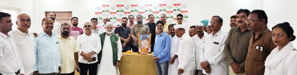 नौजवान पीढ़ी को भगत सिंह को अवश्य पढऩा चाहिए-पाठक