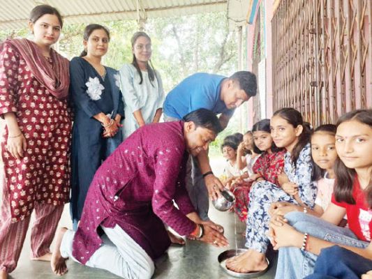 अंतरराष्ट्रीय बेटी दिवस पर जन चेतना कल्याण मंच ने 51 बेटियों के पैर धोकर किया सम्मान