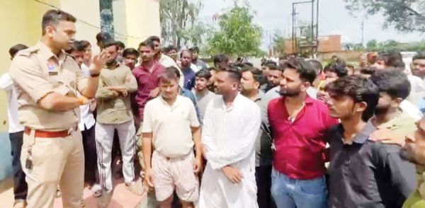 छात्रों की पिटाई का मामला गरमाया, अभिभावकों ने थाना घेरा