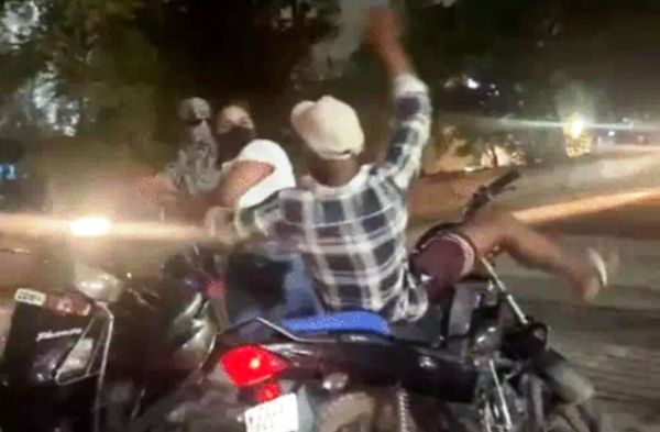 बाइक सवार युवतियों की धौंसगिरी का वीडियो वायरल