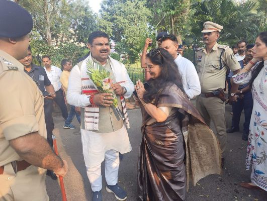 स्कूलों में संगीत शिक्षा की अनिवार्यता  पर शिक्षा मंत्री से मिली कुलपति