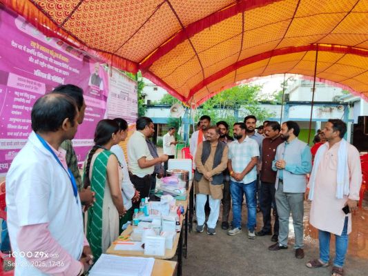 सांसद संतोष पांडे ने कन्या शाला में स्वास्थ्य शिविर का किया अवलोकन