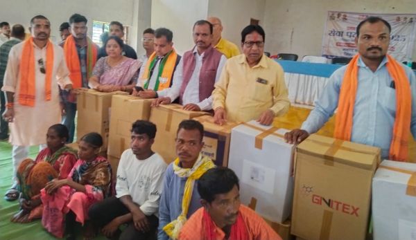 भाजपा ने तोकापाल बास्तानार में 182 बाढ़ प्रभावित परिवारों को बांटी राहत सामग्री