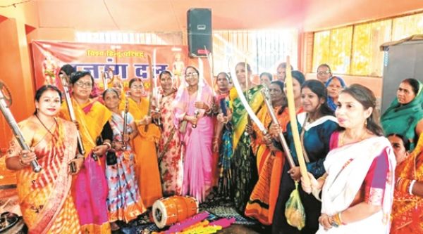 विहिप व दुर्गा वाहिनी की मातृ शक्तियों ने की शस्त्रों की पूजा